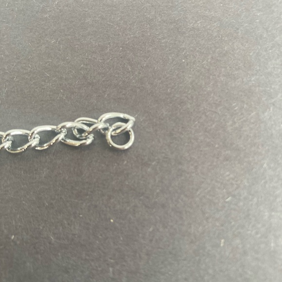 Z55-Costume jewelry-Silver colored bracelet that is engraved “Dottie”. - Picture 4 of 6